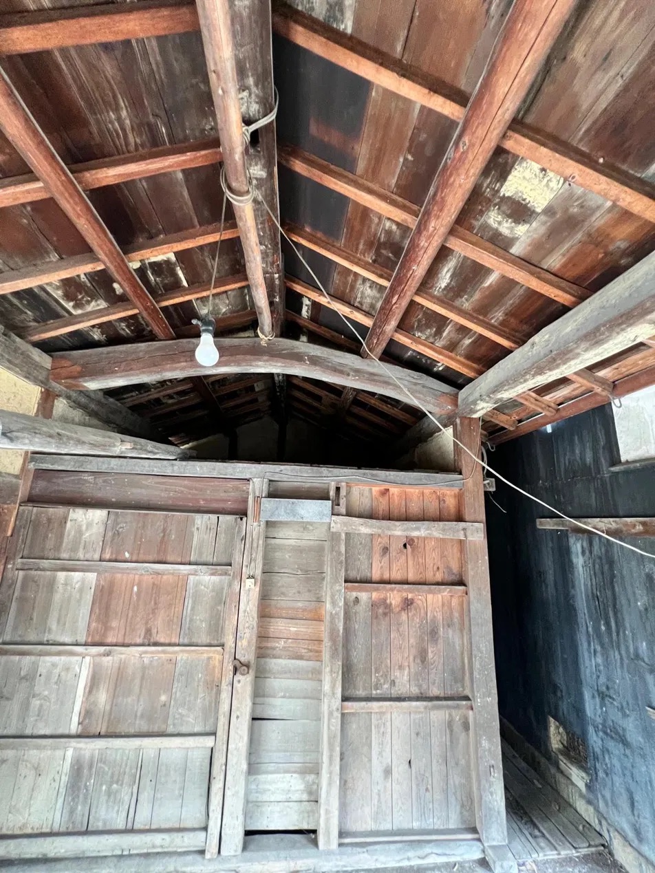 島ヶ原の古民家に残る馬小屋の木組み